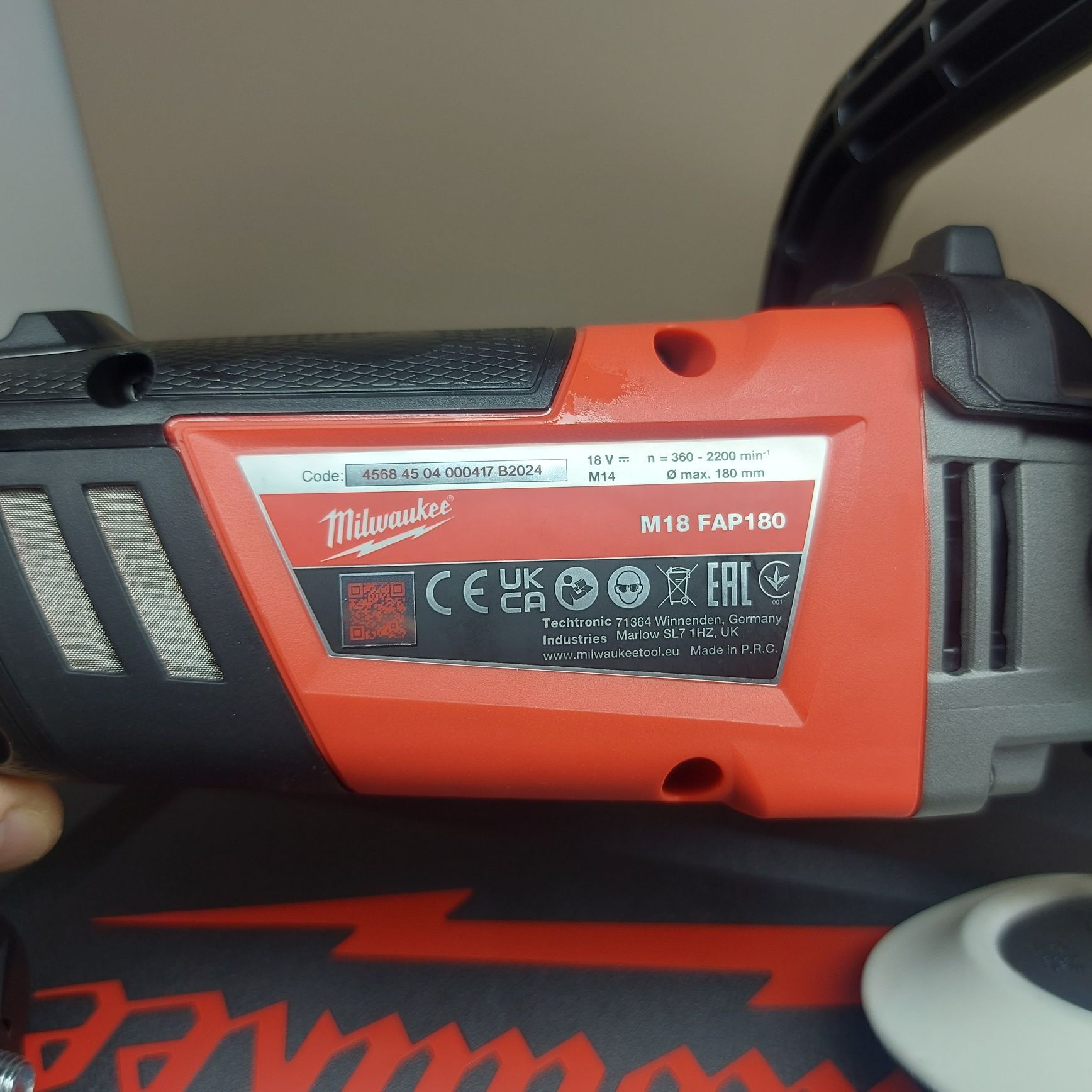 Акумулаторна полираща машина Milwaukee FUEL M18 FAP180-0X