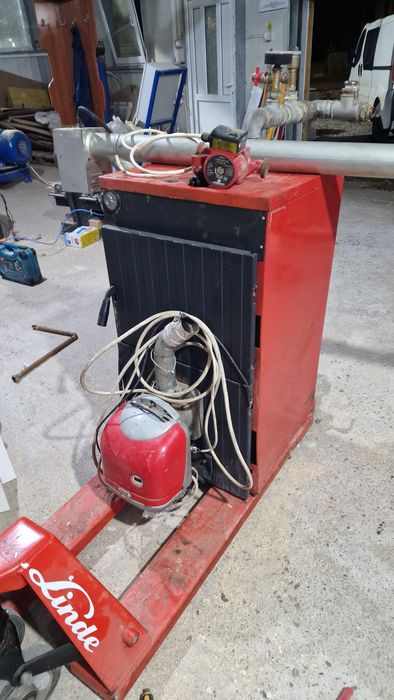 Vând centrala ferroli fonta 30kw cu arzator de peleti
