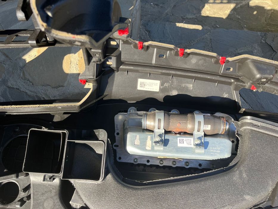 Planșă de bord BMW F10 – cu airbag sărit, necesită coasere