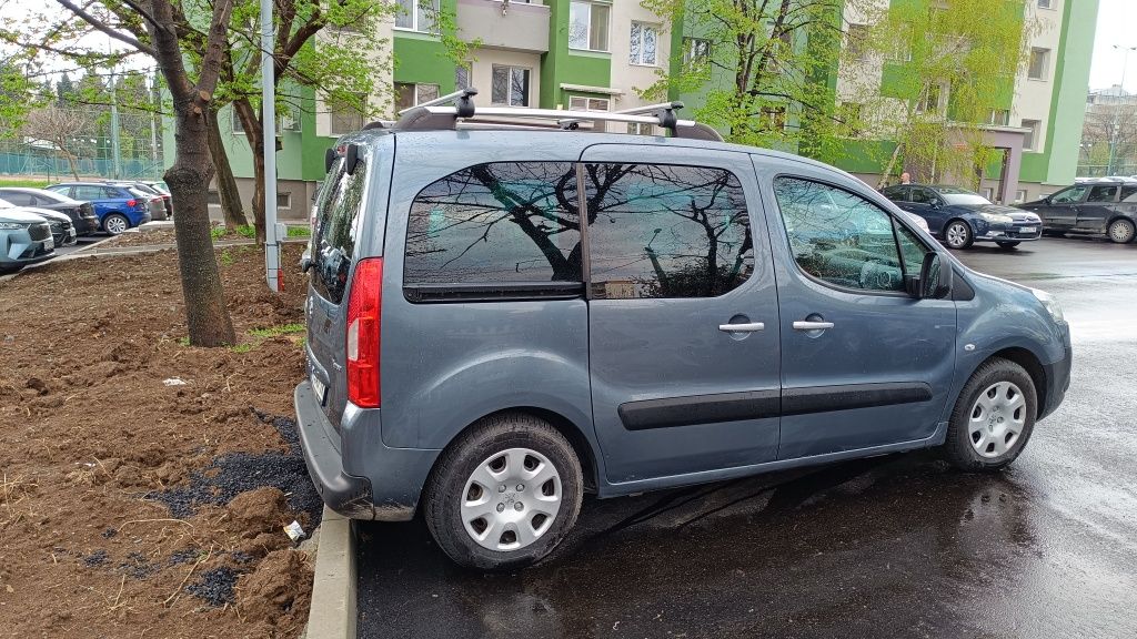 Автомобил миниван