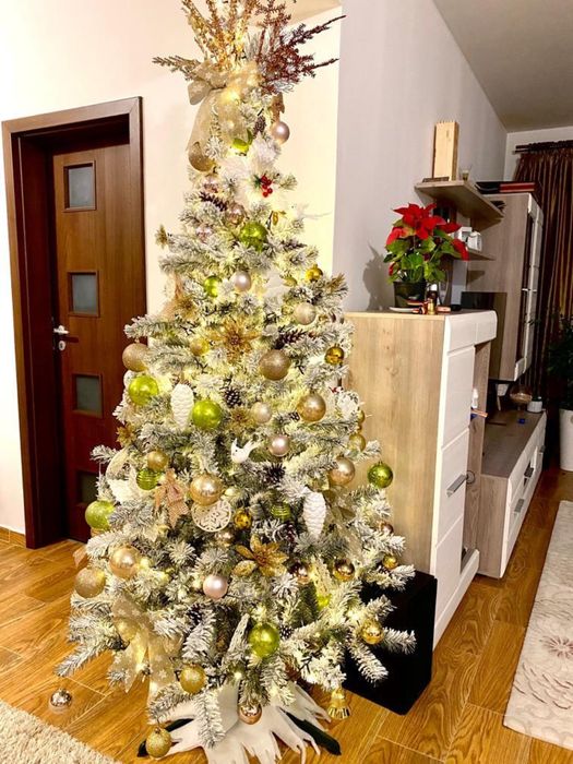 Brad artificial de Craciun cu zapada pe ramuri, 180cm/220cm