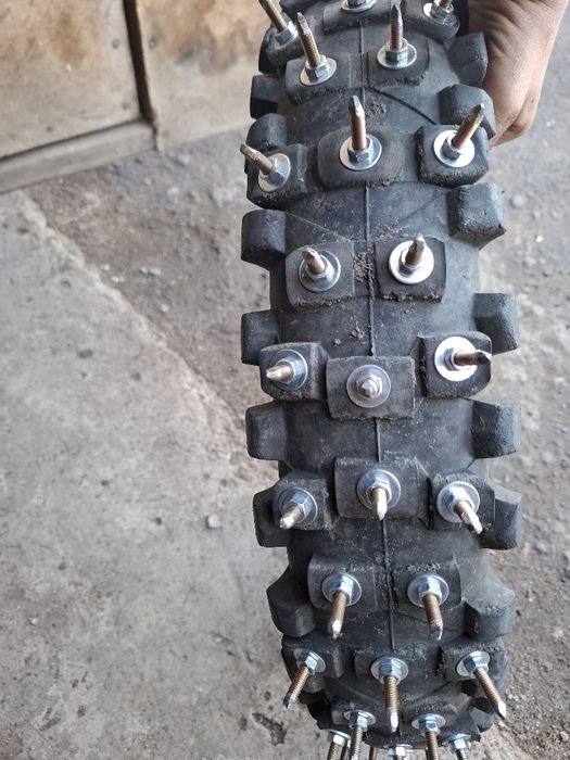 Продам шипованную резину