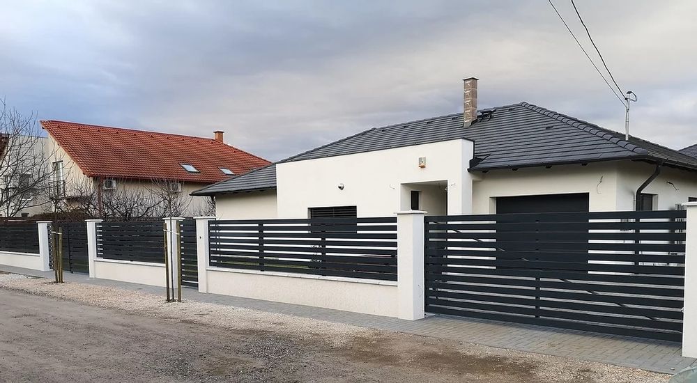 Construim la comanda dvs. garduri si porti din:
- panouri stil jaluzea