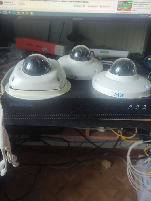 Комплект для IP видеонаблюдения - видеорегистратор  и 3 камеры.