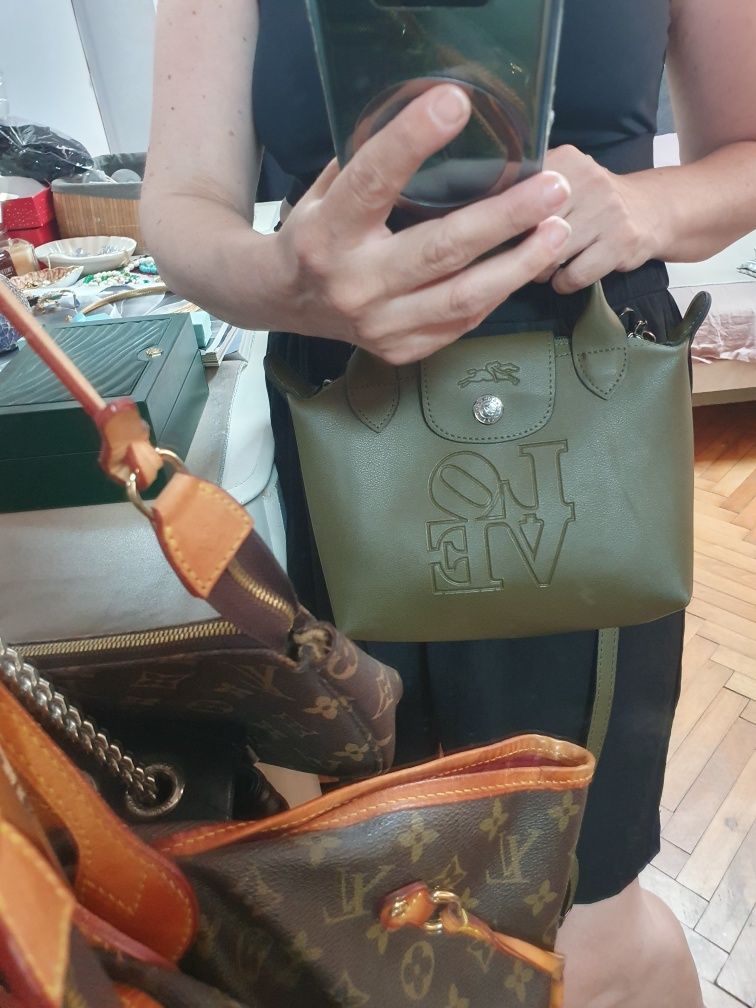 Малка чанта Longchamp  кафява.тренд