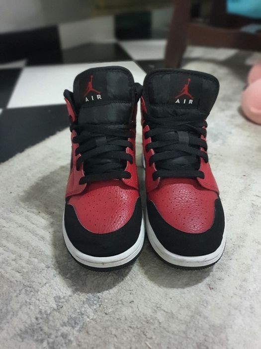 Adidași Jordan 1 mid