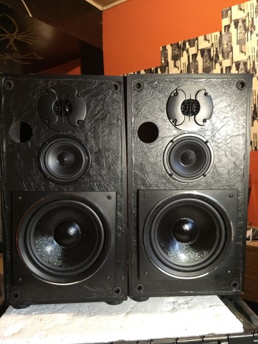 - Boxe 3 căi bass reflex 80 w rms , kevlar  noi .