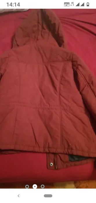 Geacă de damă ,cu glugă de iarnă ,de firmă calitate  ,mărimea este L