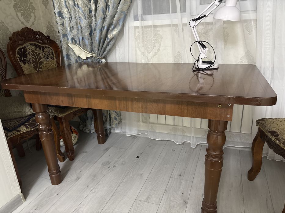 Стол обеденный со стулями в хорошем  состояний 150\90 цвет коричневый