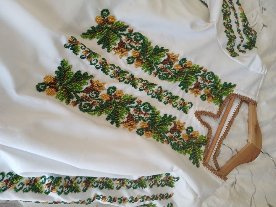 Camasa traditionala cusuta manual cu margele