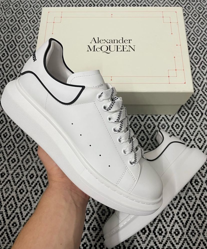 Alexander McQueen,noi in cutie cu toate accesoriile