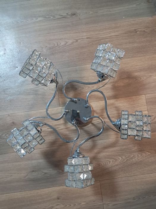 Продаю люстру в отличном состоянии цена 5000 тенге торг уместен