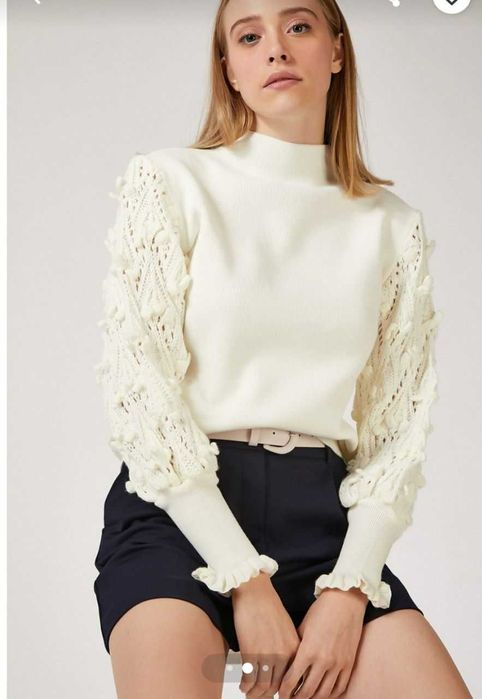 Вязаная кофта молочного цвета с ажурными рукавами