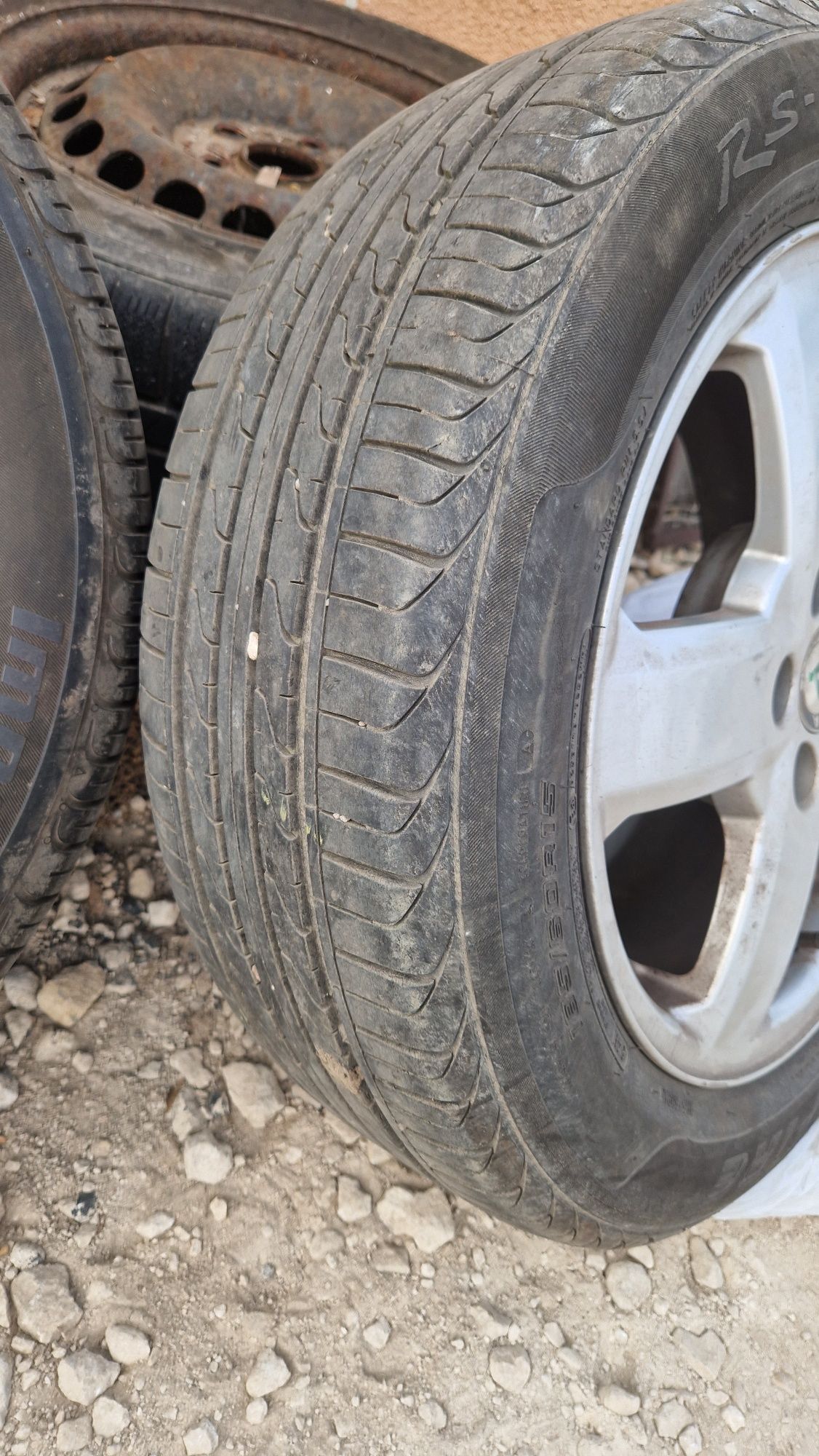 Алуминиеви джанти 15 цола с 2 нови летни гуми 185/60R15