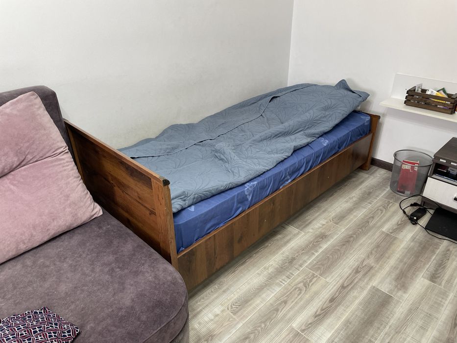 Односпальная кровать с матрасом