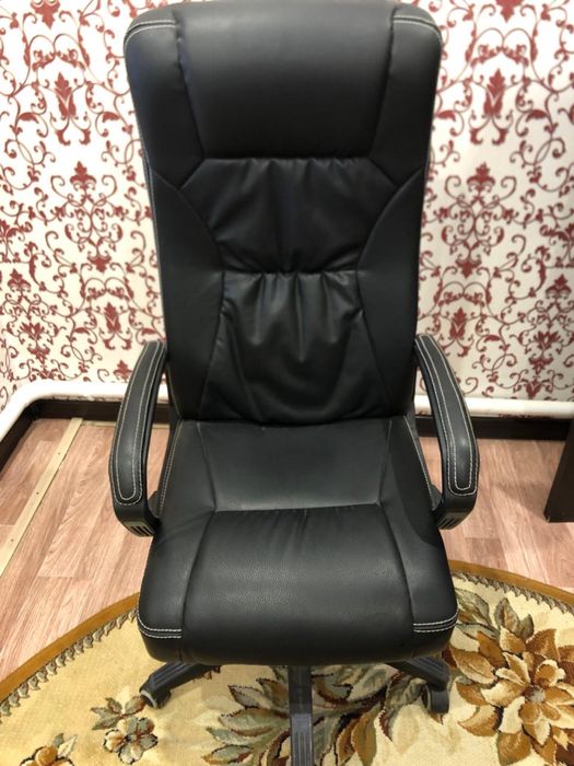 Два офисных кресла кожаные в идевльном состоянии