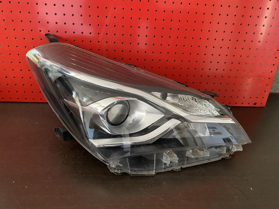 Far dreapta halogen cu lupa fara led Toyota Yaris facelift an 2017-202