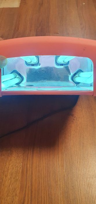 Vând aparat pt.unghii și farduri