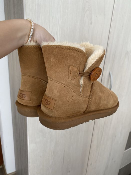 Ghete UGG cu nasture si blanita