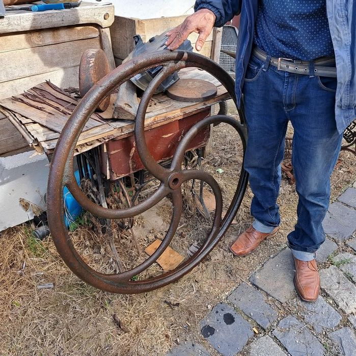 Roată veche din fontă