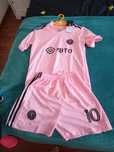 Se  vine tricou cu mesiiiiiiiiiii
