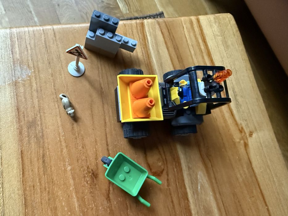 LEGO City - Camion pentru lucrari rutiere 60284, 58 piese