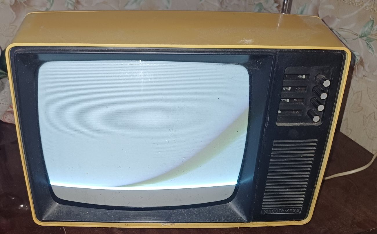 Продавам стар малък телевизор ЮНОСТЬ 402В
ЦЕНА:20ЛВ
САМО ЛИЧНО ПРЕДАВА