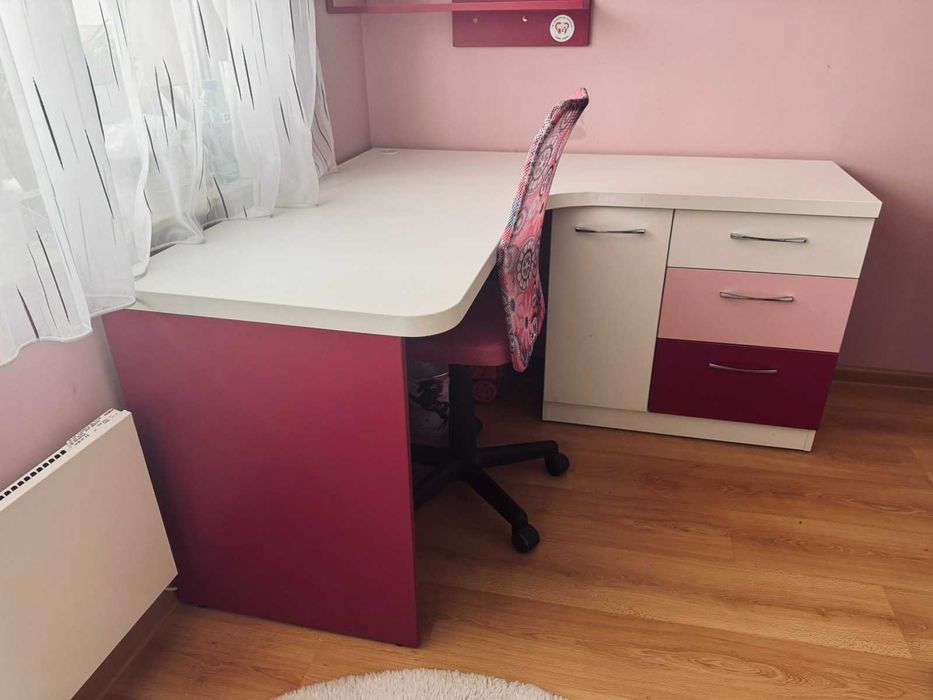 Мебели за детска ъглово бюро и етажерки