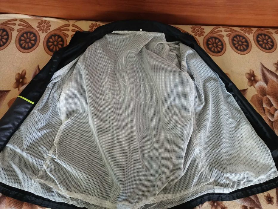 Продавам оригинална грейка Nike