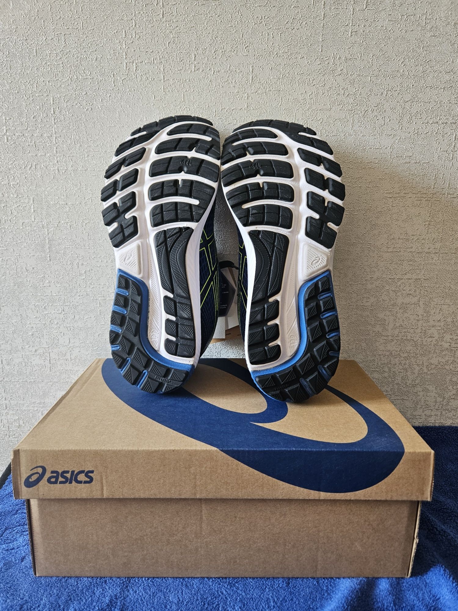 Продаются мужские оригинальные кроссовки фирмы Asics