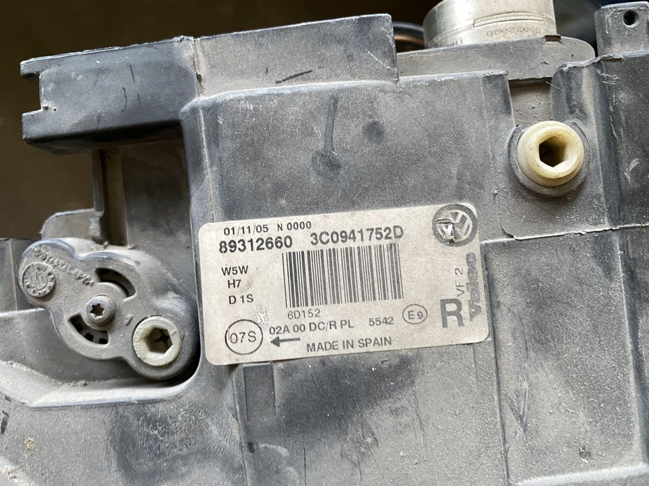 Far xenon VW Passat B6 2005 - 2010 far dreapta