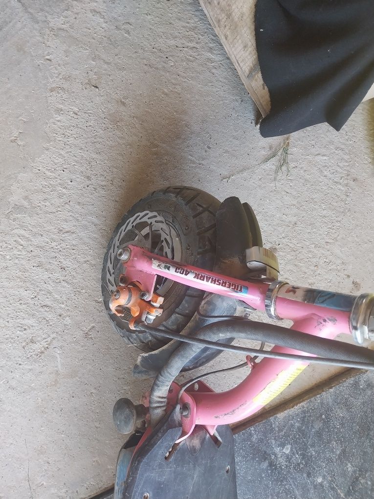 Vând scuter electric ca un fel de trotineta dau și la schimb