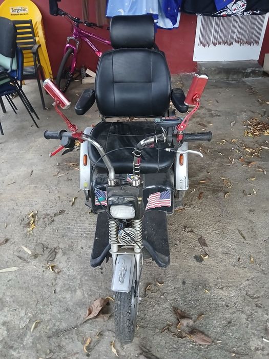 Scuter electric pe trei roti