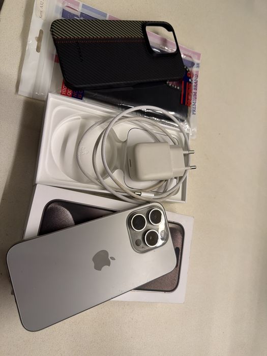 Iphone 15 pro с два калъфа и зарядно.