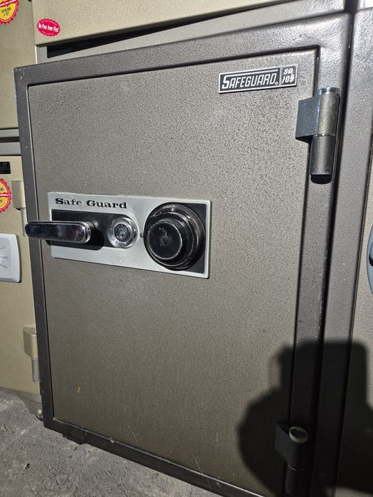 Сейф в хорошем состоянии огнеупорные два замка блокировки ключ код .