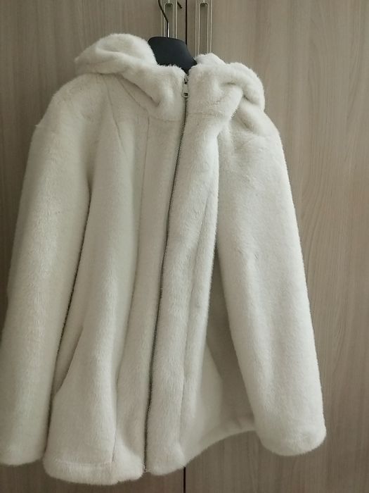 Стильная и теплая шуба из качественного меха.