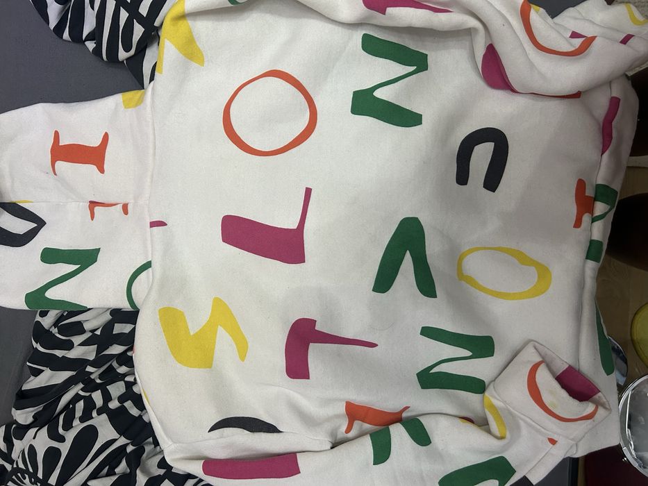 Цветно hoodie със символи