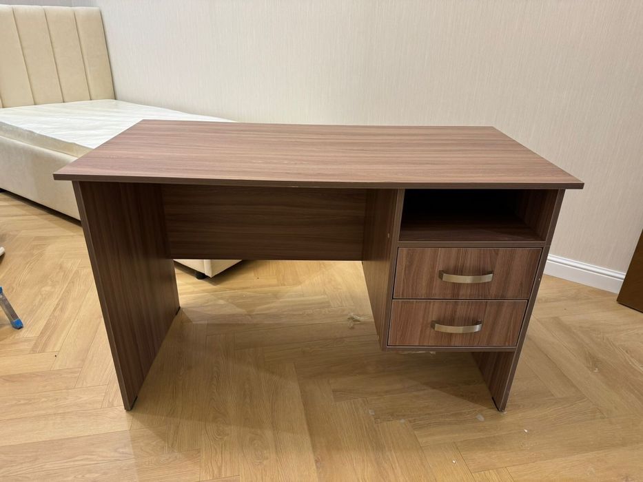 Писменный стол в хорошем состоянии