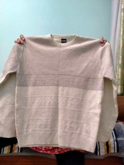 Свитер сатылады.