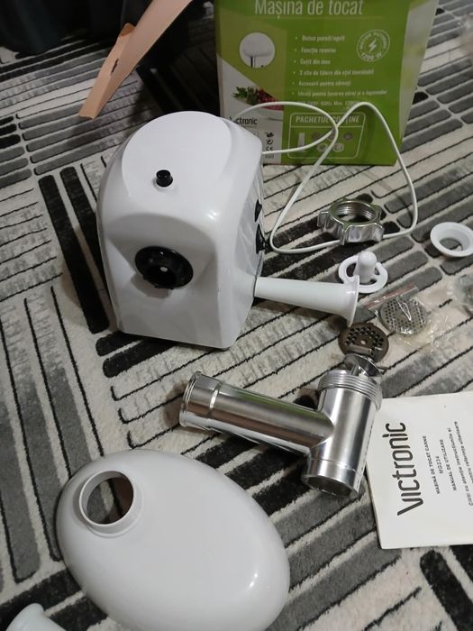 Vând mașină de tocat care ca noua