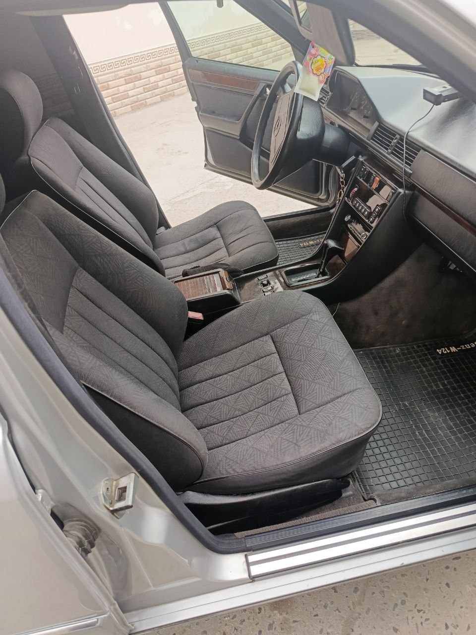 Mercedes-Benz 124