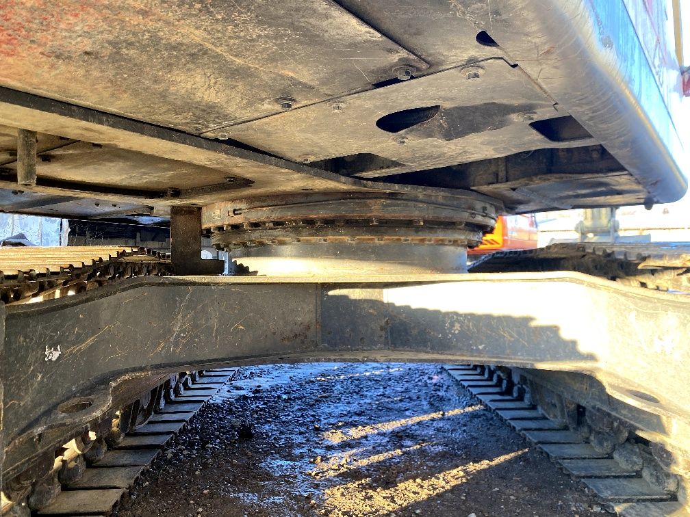 Gusenichniy ekskavator sotiladi VolvoEC220D  2019 yil