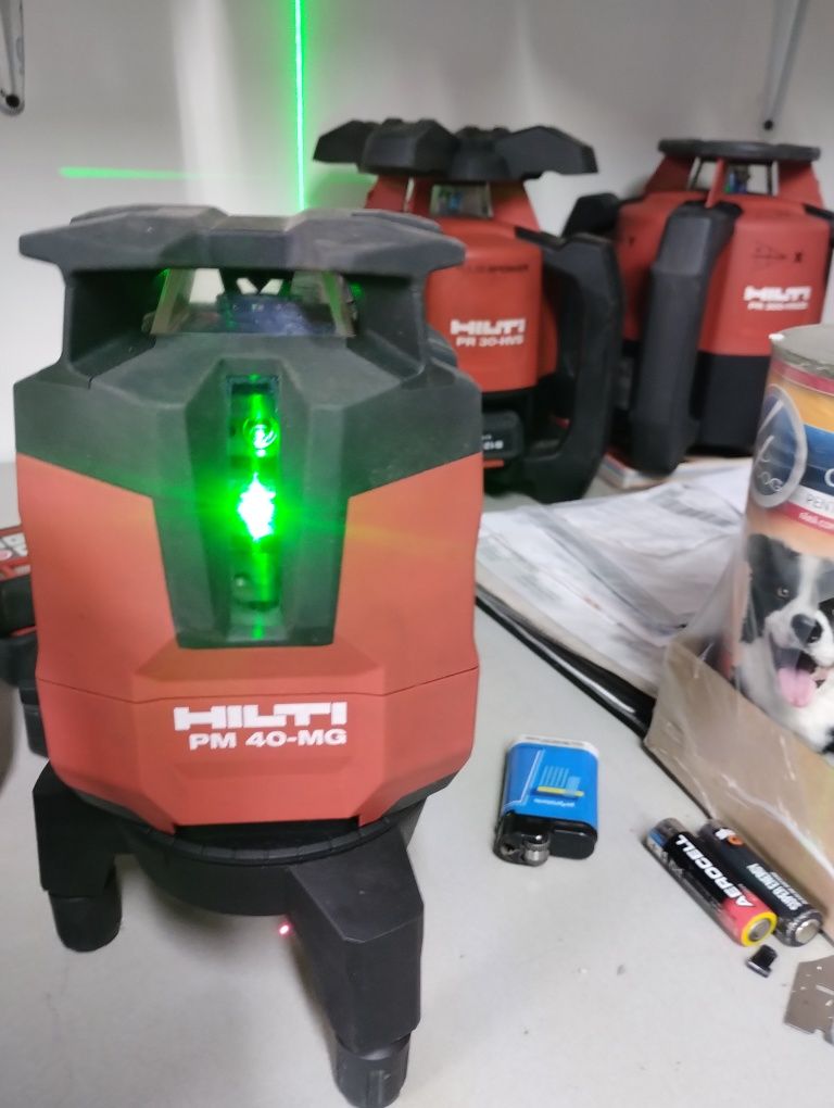 Laser hilti cu fascicul verde de generație nouă în cutie cu trepied .