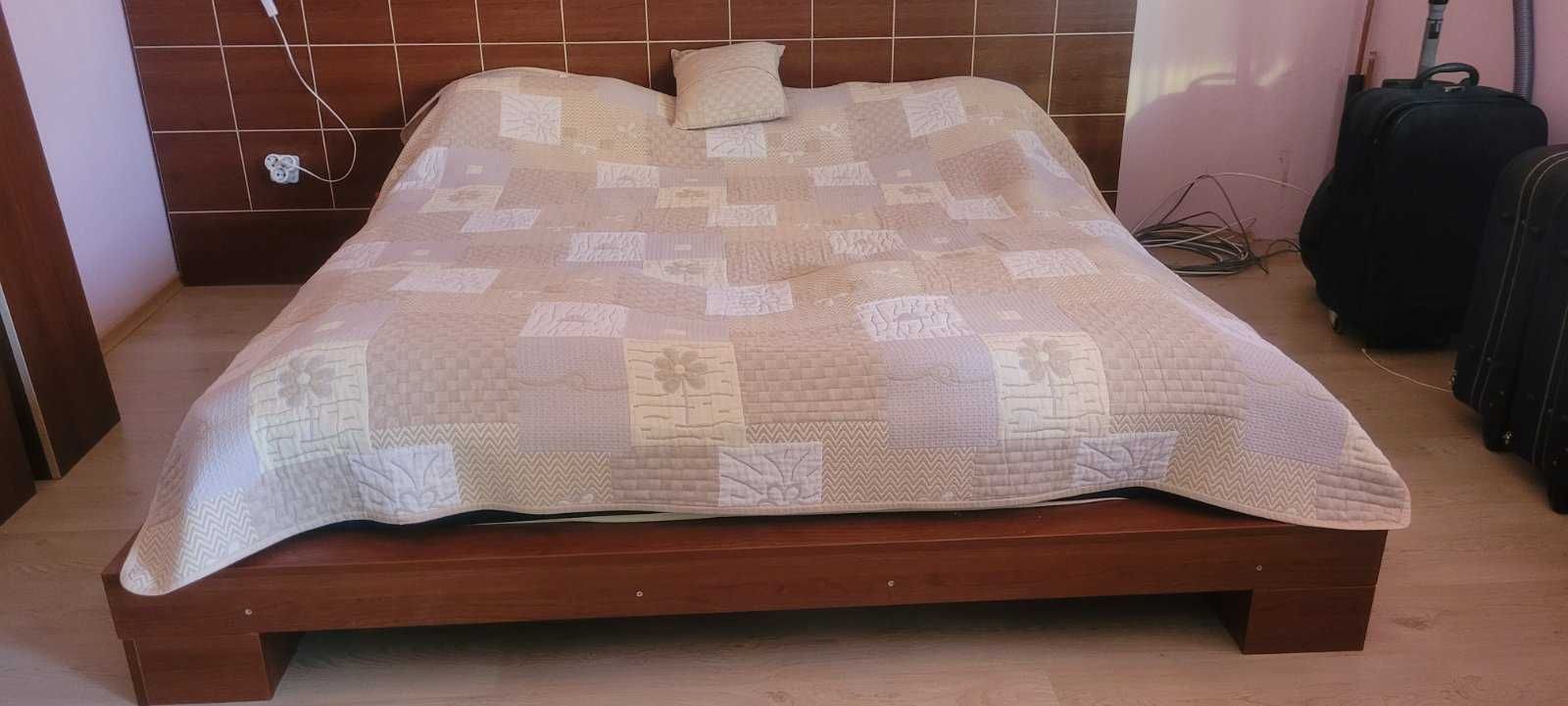Спалня с нощни шкафчета за матрак 180/200, гардероб и скрин