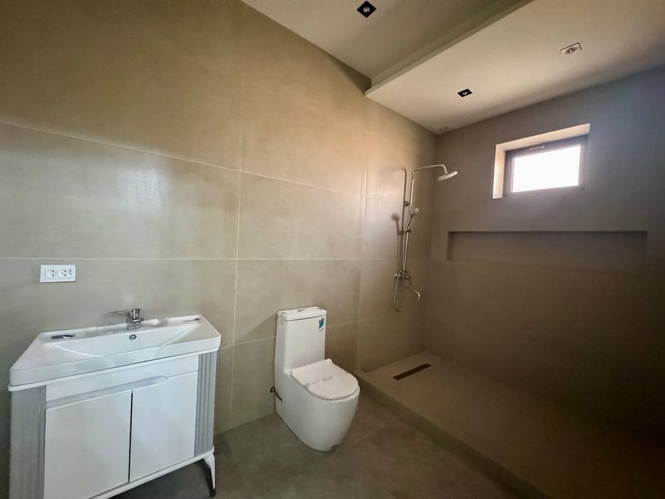 Дом 2х этажный новый построенный, 3 соток, 6 комнат, Лохутий