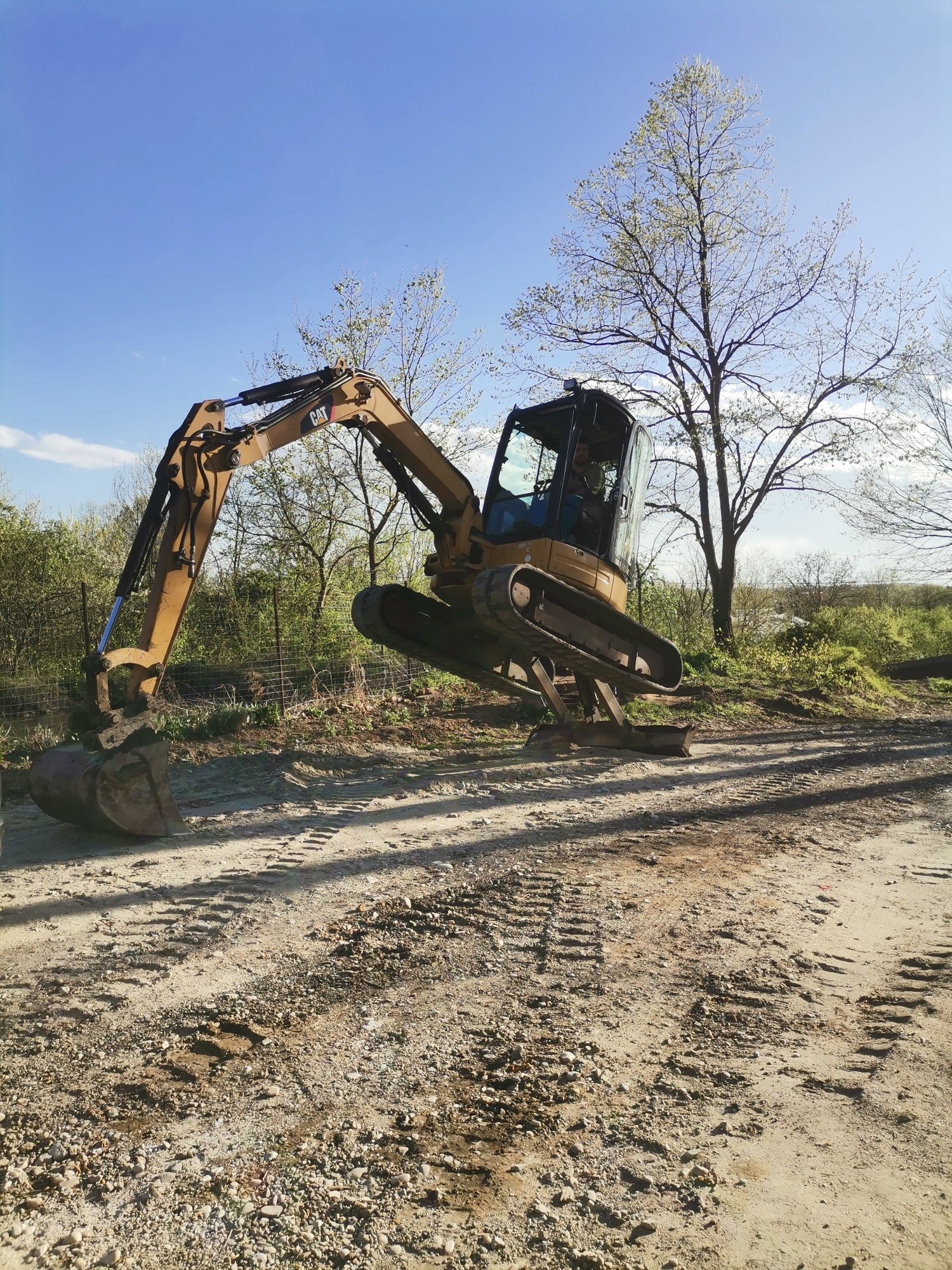 Buldoexcavator si excavator de inchiriat demolări, fose septice, etc.