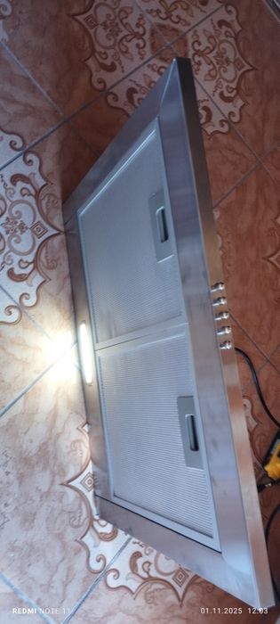 Hota inox Câtă. Hota este noua, nefolosită.