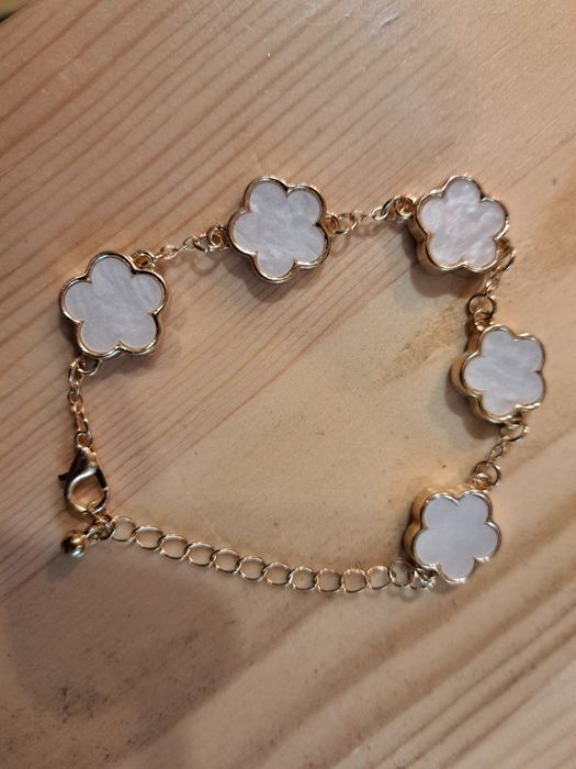 Страхотна изискана позлатена дамска гривна с бели детелинки