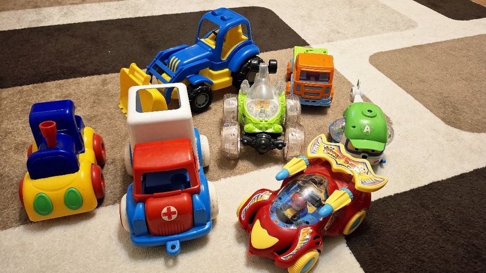 Продам машинки комплект