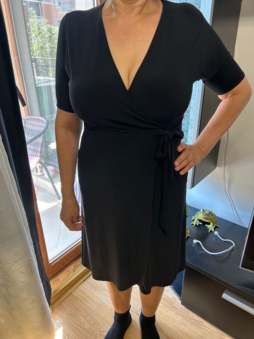 Черна дамска рокля с ръкав monteau